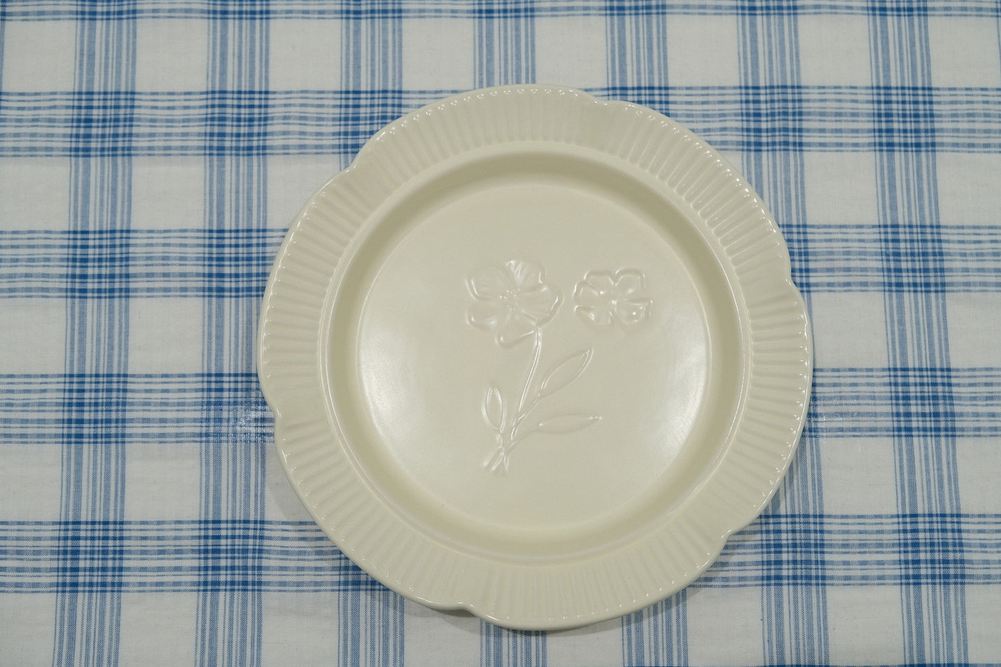 Flower-Shaped Embossed Underglaze Ceramic Tableware