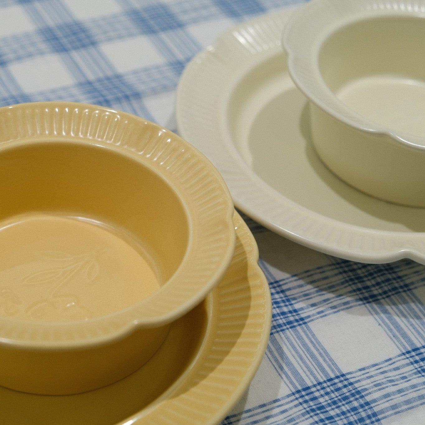 Flower-Shaped Embossed Underglaze Ceramic Tableware